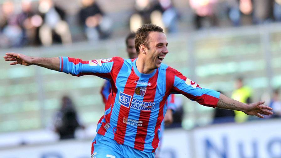 PalermoCatania 2009, gol di Mascara al volo da centrocampo Video